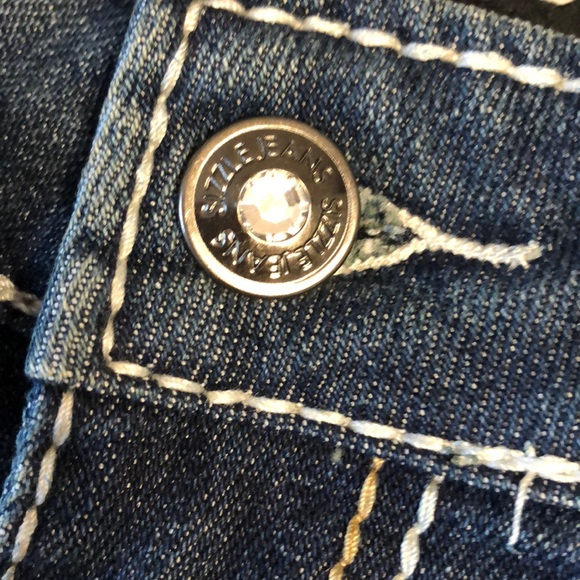 Distressed straight leg jeans - Picture 2 of 3